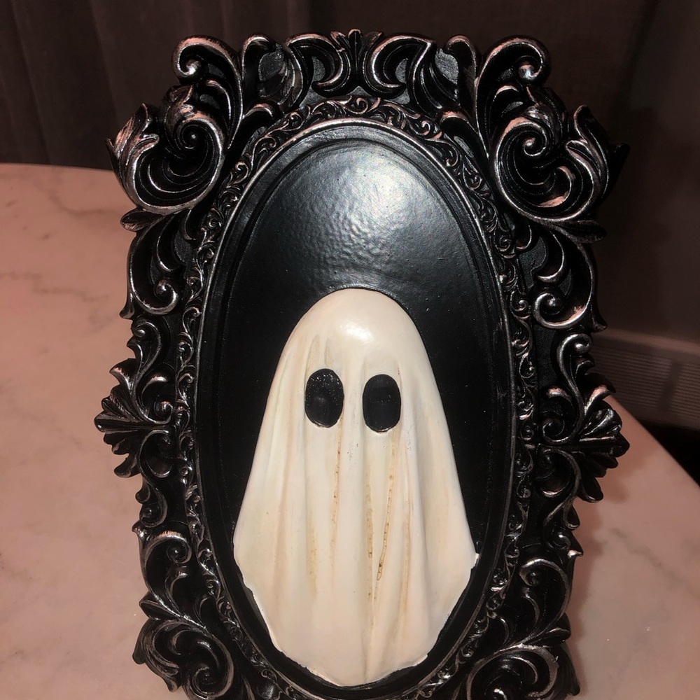 👻 Black Ornate Ghost in Frame